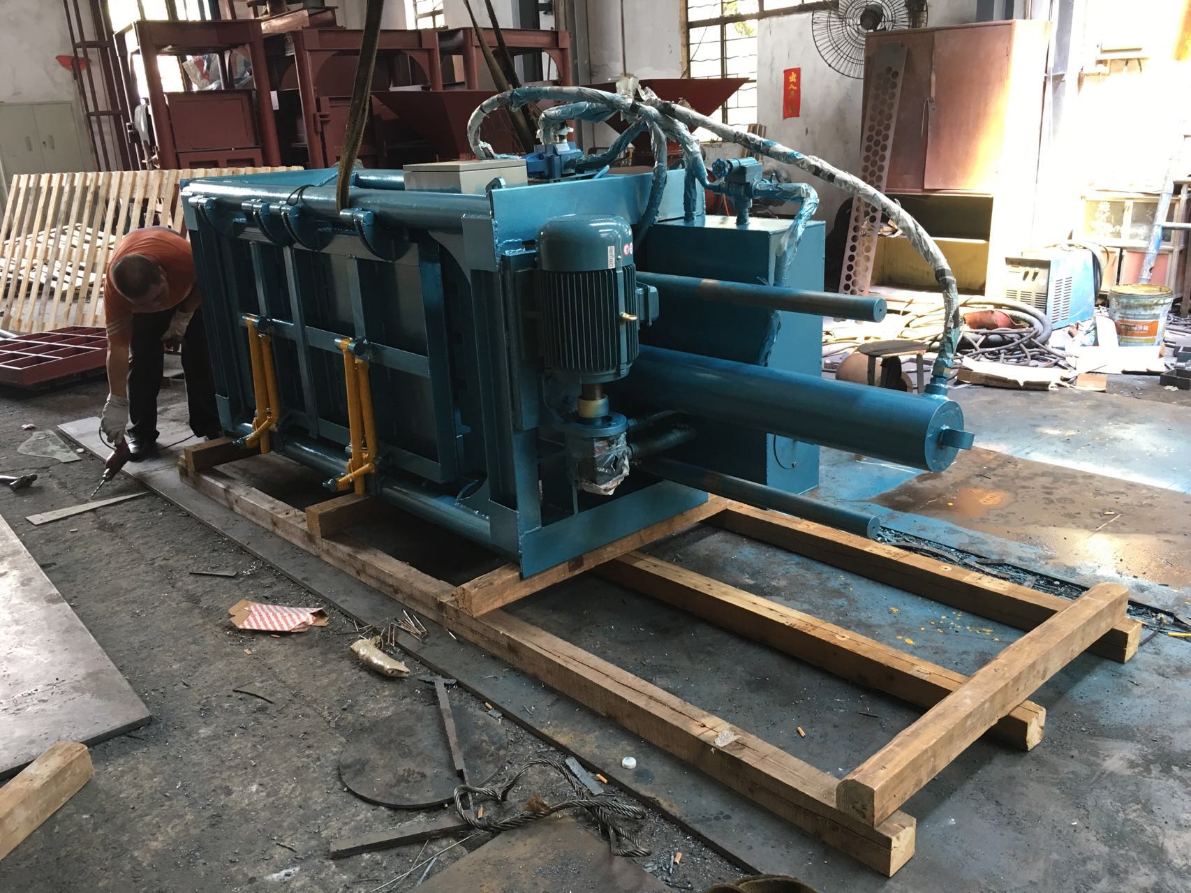 Hydraulic baler
