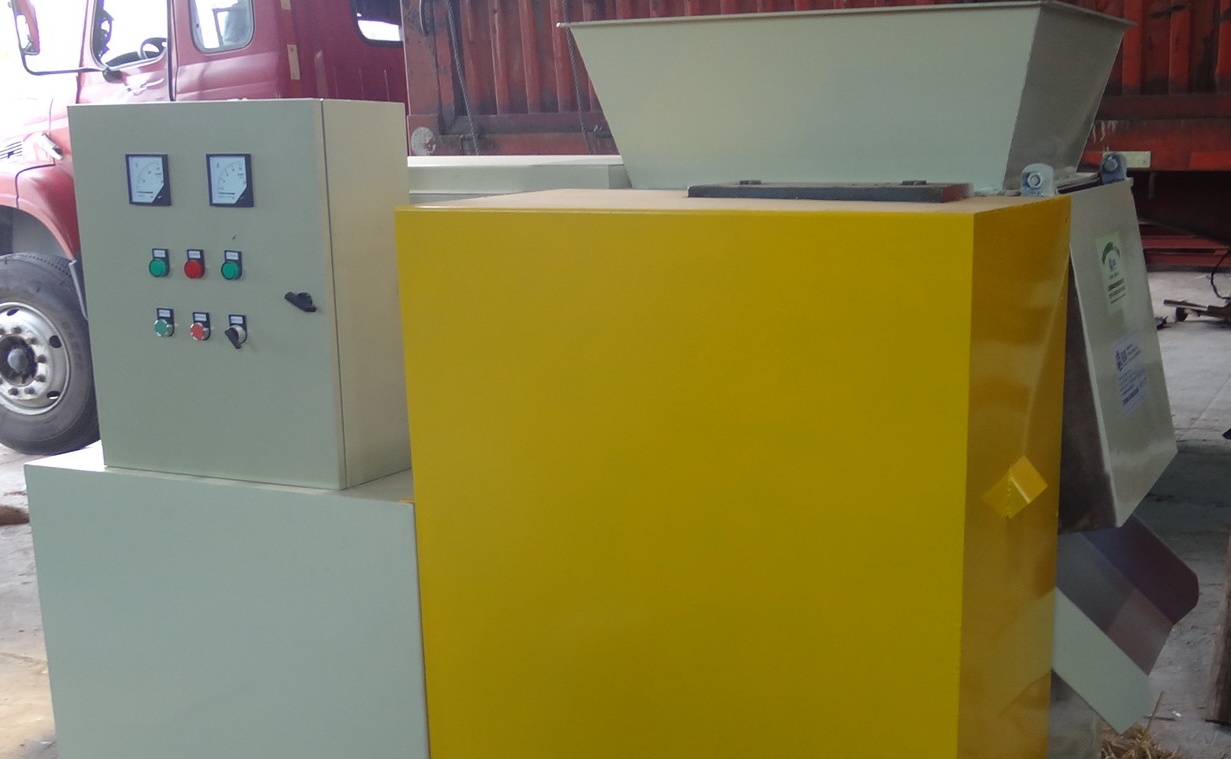 Single shaft shreder SS-600 with 300-500 kg/hour capacity